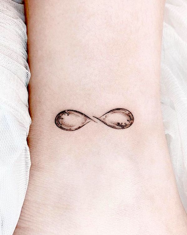 Tatuaggio con simbolo dell'infinito dell'acqua di @woonatattoo