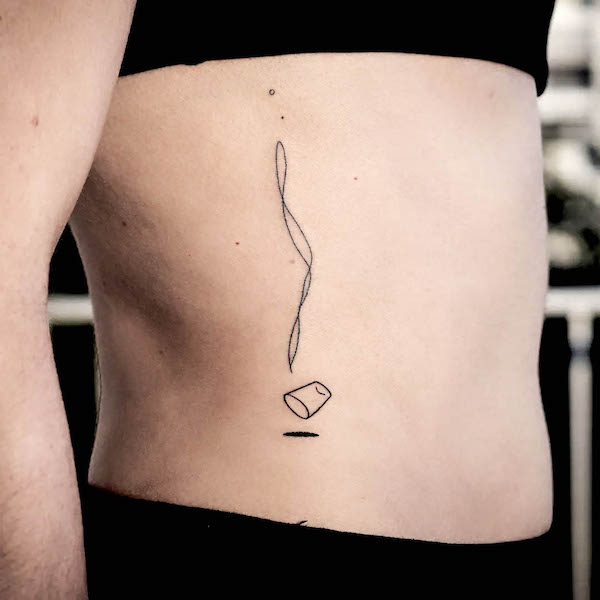 Semplice tatuaggio con acqua sulla costola di @sophiancholett
