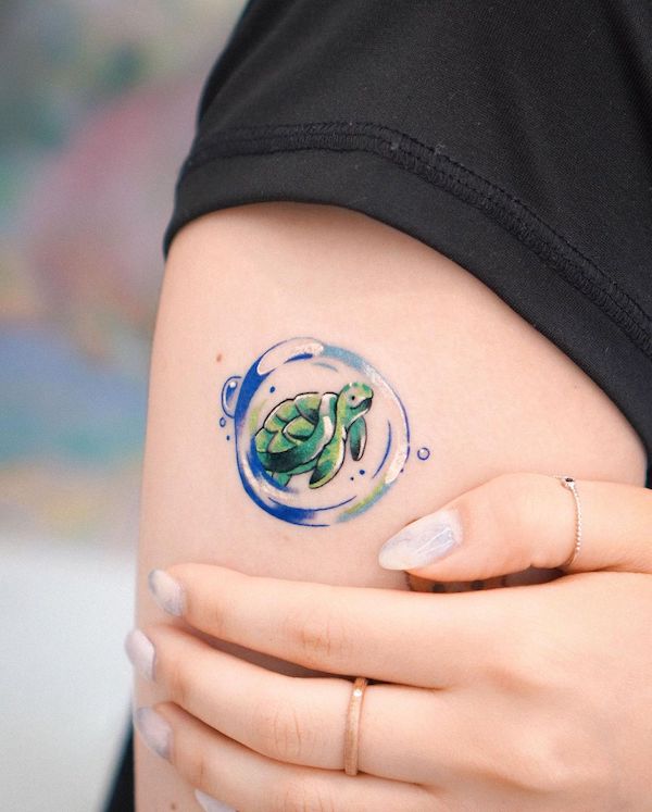 Tatuaggio di bolle e tartarughe di @eden_tattoo_