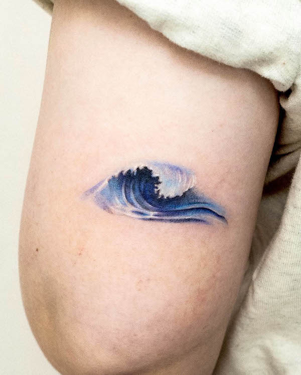 Tatuaggio a onde semplici di @woorin_tattoo