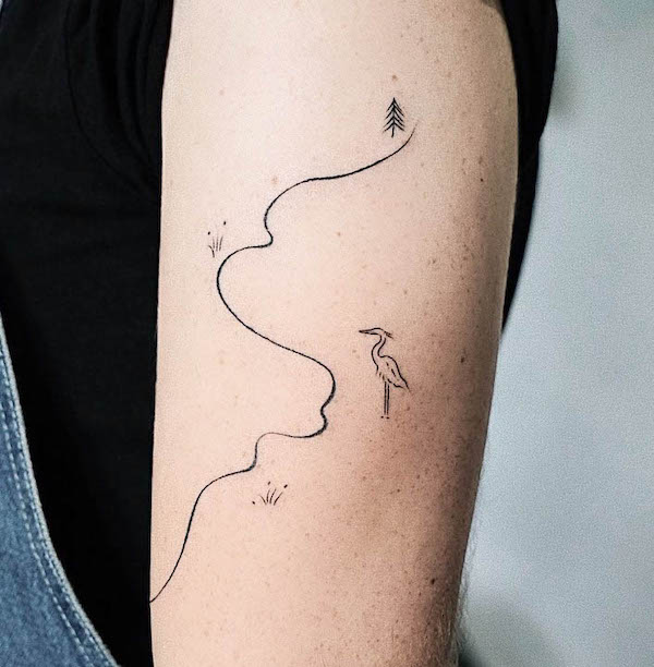 Tatuaggio minimalista con fiume e gru di @studiomontes