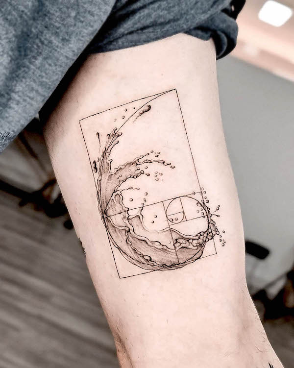 Tatuaggio dell'acqua con razione d'oro di @santiagobrodatattoo