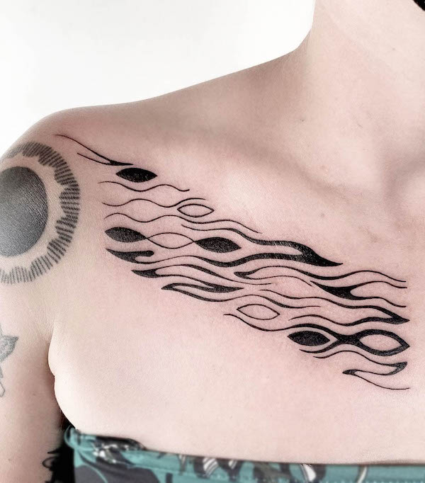 Disegno ad acqua sotto la clavicola di @mothratattoo