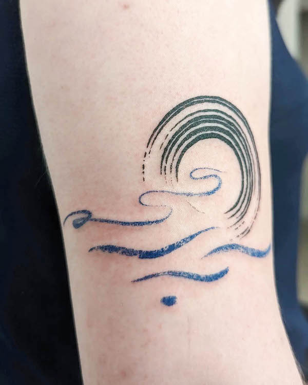 Tatuaggio astratto con sole e oceano di @dianaveidenthaler.ink
