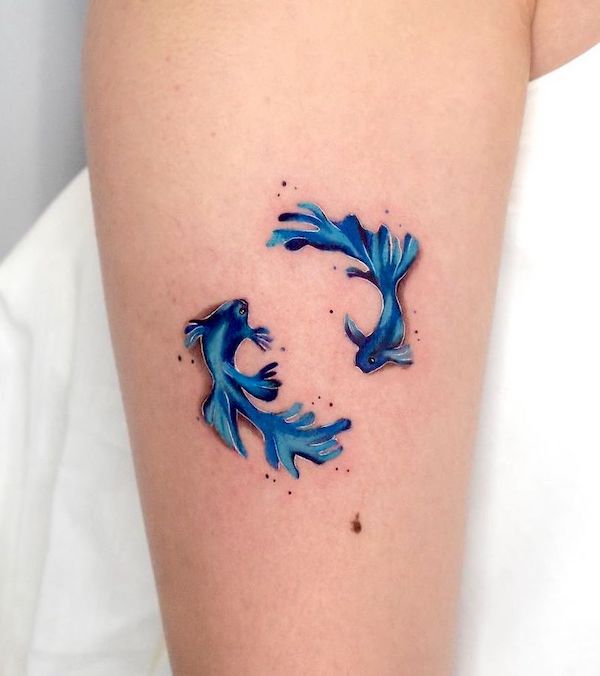Tatuaggio con doppio pesce d'acqua di @hoze__tattoo
