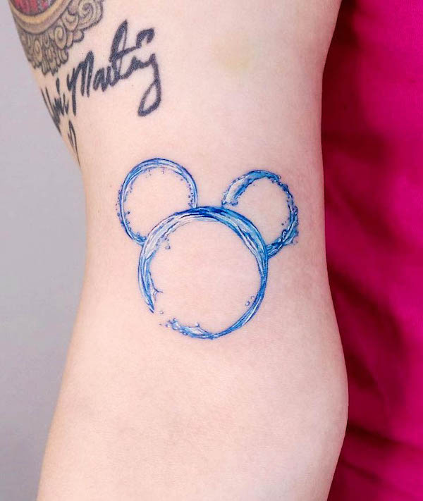 Tatuaggio sull'acqua per gli amanti della Disney di @guseul_tattoo