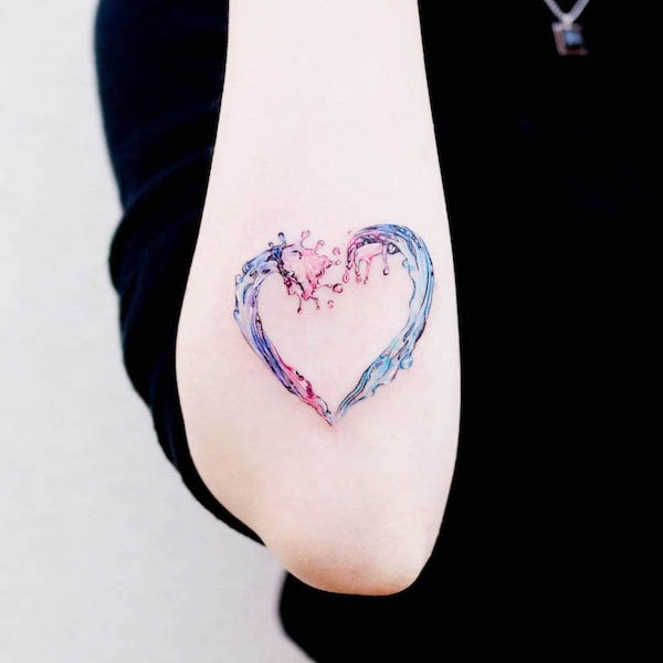 Tatuaggio a forma di cuore acquerellato di @guseul_tattoo
