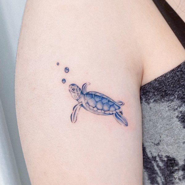 Piccolo tatuaggio di tartaruga marina di @tattoo_artist_olive