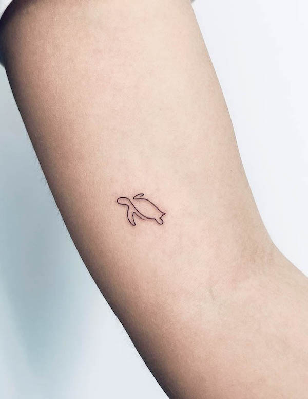 Piccolo tatuaggio astratto di tartaruga di @tattooist_dante