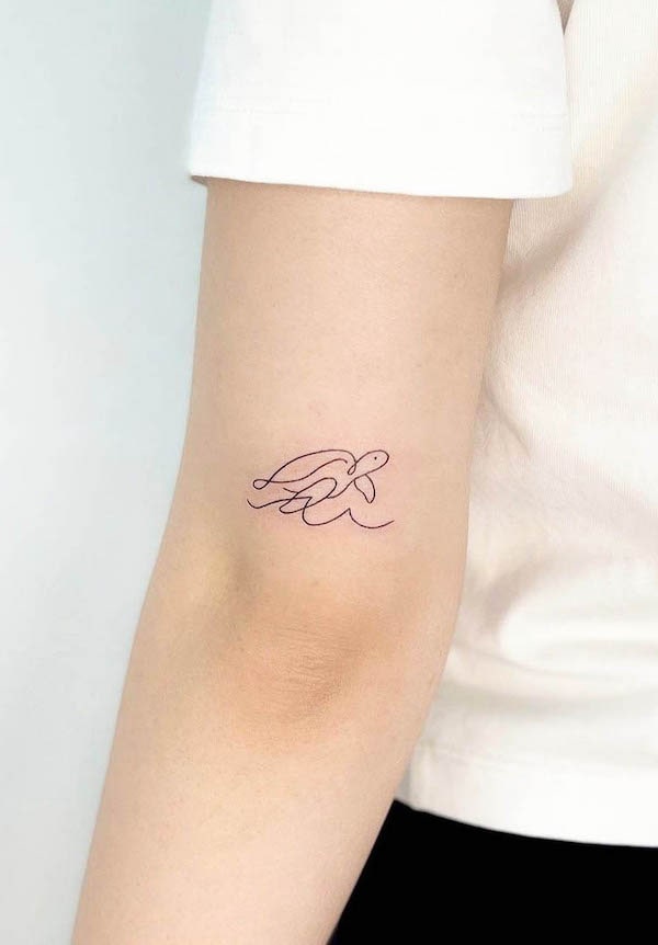 Tatuaggio minimalista con contorno di tartaruga di @thisisjisuink