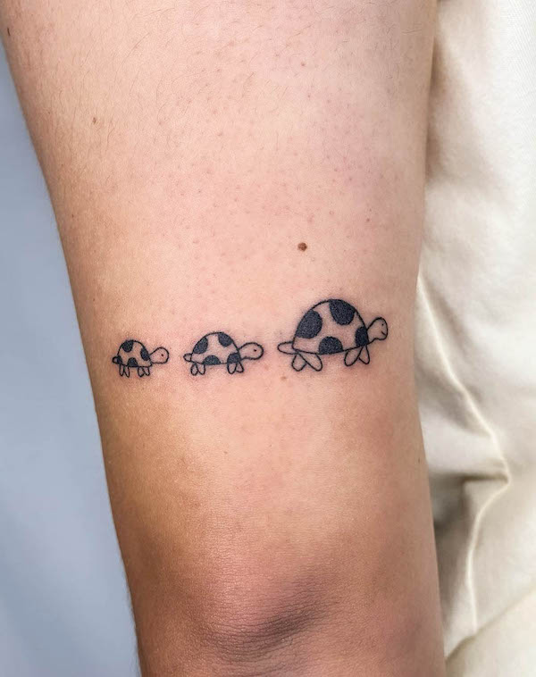 Tatuaggio della famiglia di tartarughe di @cowgirlufo