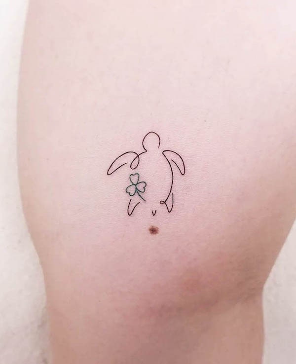 Tatuaggio minimalista di tartaruga di @gorae_tattoo