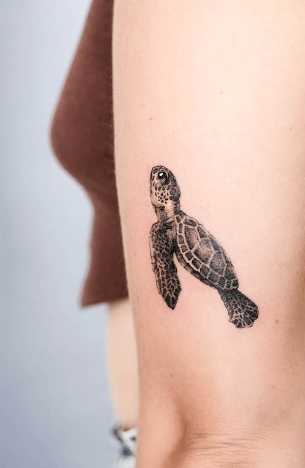 Tatuaggio dettagliato del braccio della tartaruga blackwork di @louccia