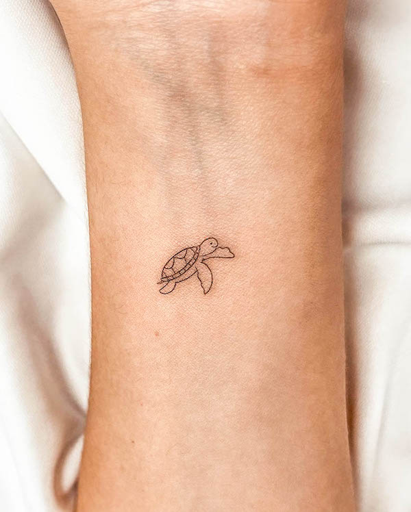 Tatuaggio per il polso di piccola tartaruga da @relampago.tattoo