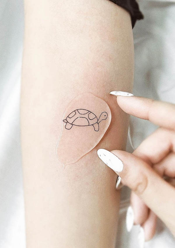 Tatuaggio semplice di piccola tartaruga da @mariash.ink