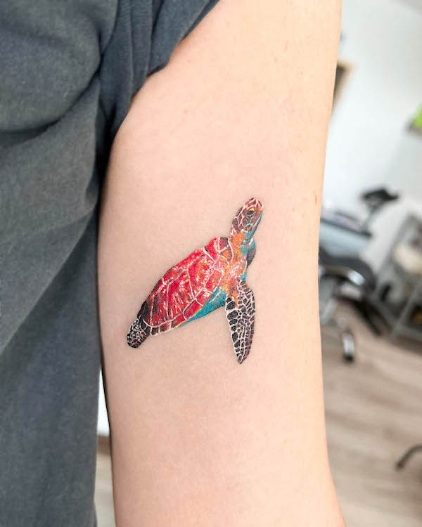 Colorato tatuaggio di tartaruga fantasy di @delamartattoo