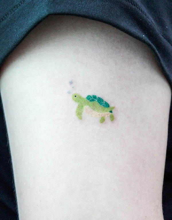 Tatuaggio di tartaruga verde da @goldwith.tattoo