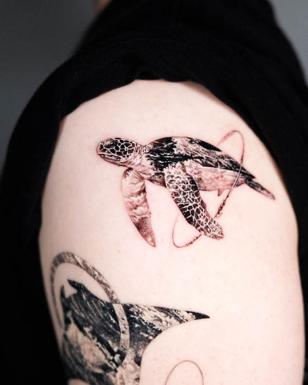 Tatuaggio di tartaruga marina in realismo nero di @mov.film_.art