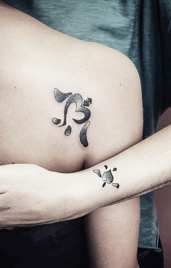 Tatuaggi abbinati a forma di cuore di tartaruga di @urbantattoostudio