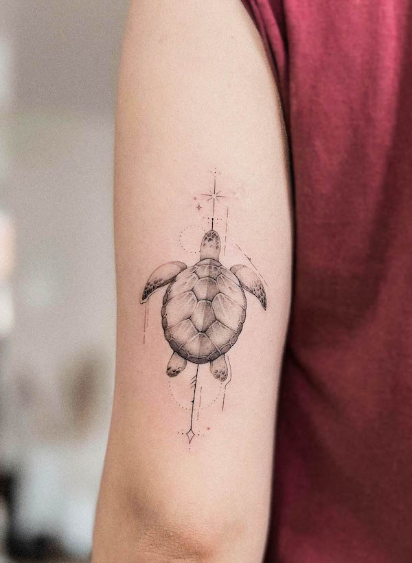 Tatuaggio del braccio con asse e tartaruga di @dawidroszak_tattoo