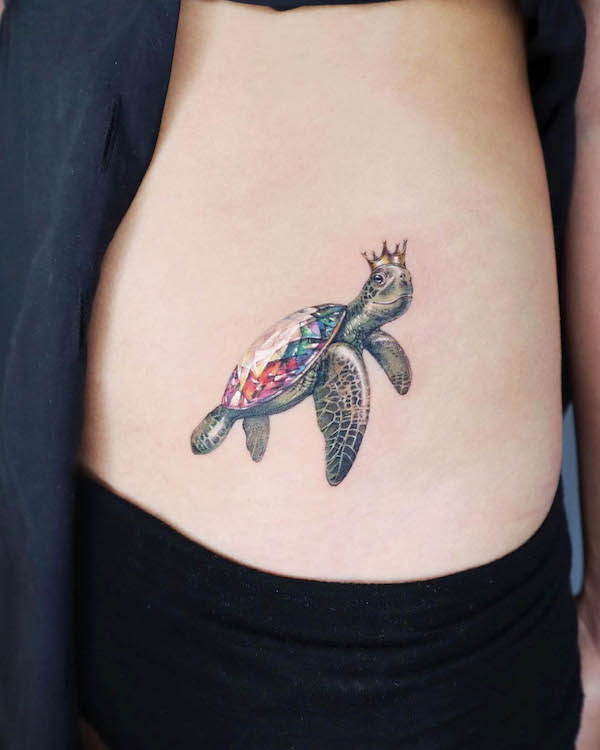Tartaruga e corona da @siia.ink