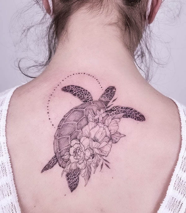 Tatuaggio floreale sulla schiena di @violaine_tattoo