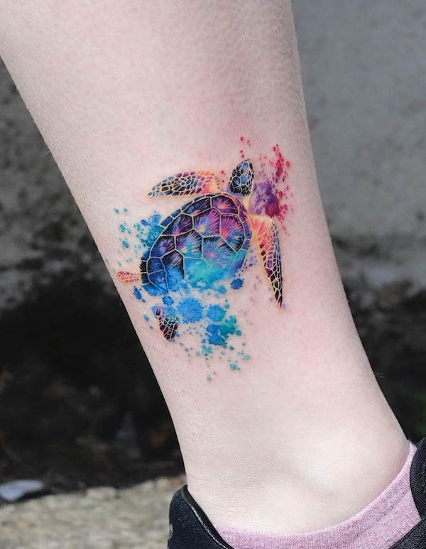 Tatuaggio alla caviglia con tartaruga acquerellata di @non_lee_ink