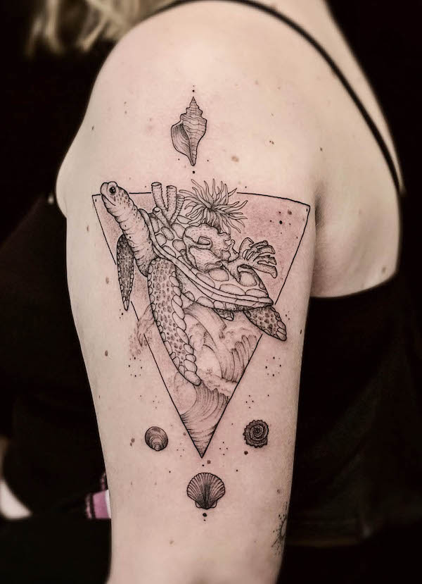 Tatuaggio di fantasia sul braccio di tartaruga di @schwarzekatze.taetowierkunst