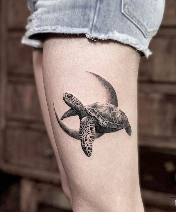 Tatuaggio luna e tartaruga sulla coscia da @13ink.tattoo.studio
