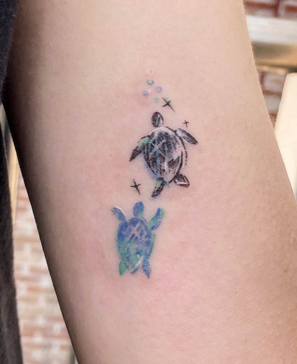 Tartarughe semplici sul braccio di @tatuatore__lala