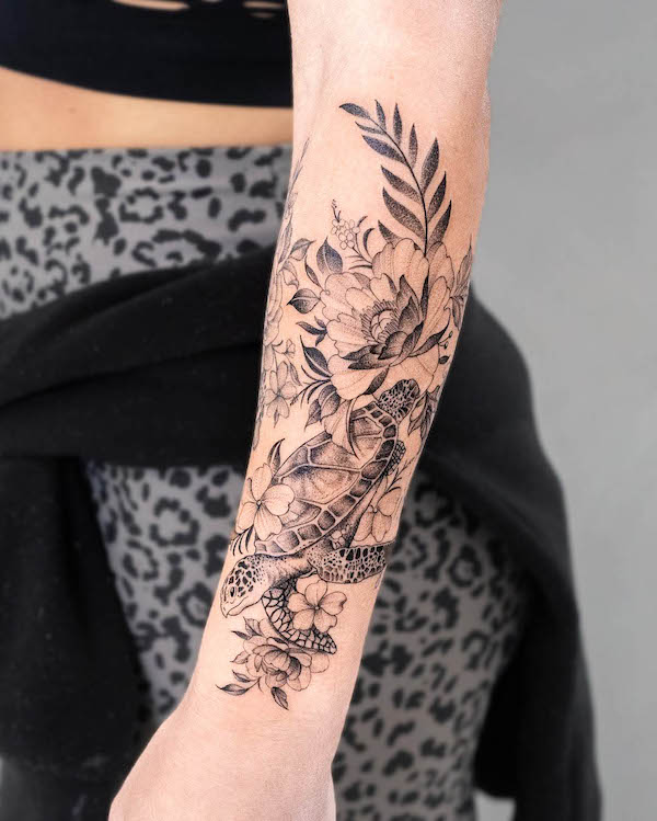 Tatuaggio intricato dell'avambraccio con tartaruga di @sebastian_tattoo