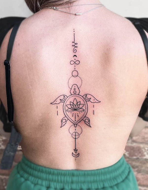 Tatuaggio simbolico della spina dorsale di tartaruga di @katiechapmantattoos