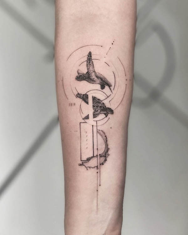 Tatuaggio geometrico del braccio della tartaruga di @johny_bozoki