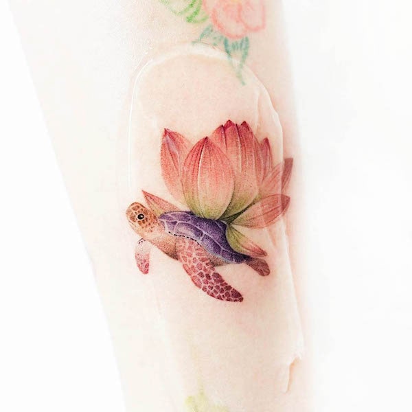 Tatuaggio con loto e tartaruga di @eontattoo