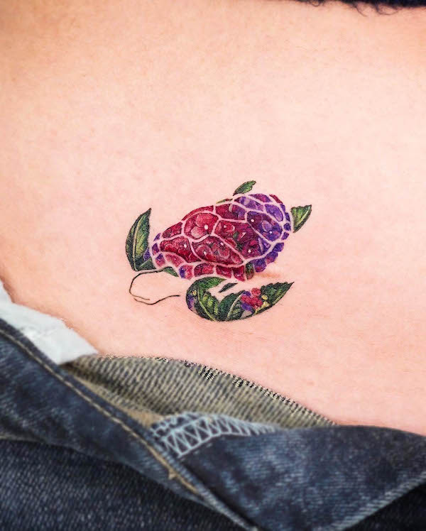 Tatuaggio di tartaruga colorata di @tattooist_fluffy