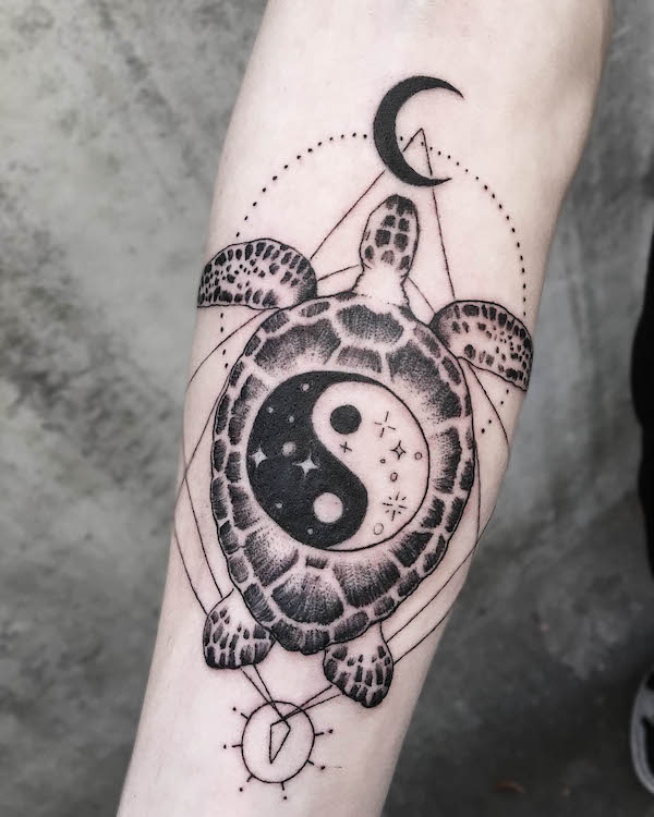 Tatuaggio di tartaruga yin-yang di @lobeliabarker