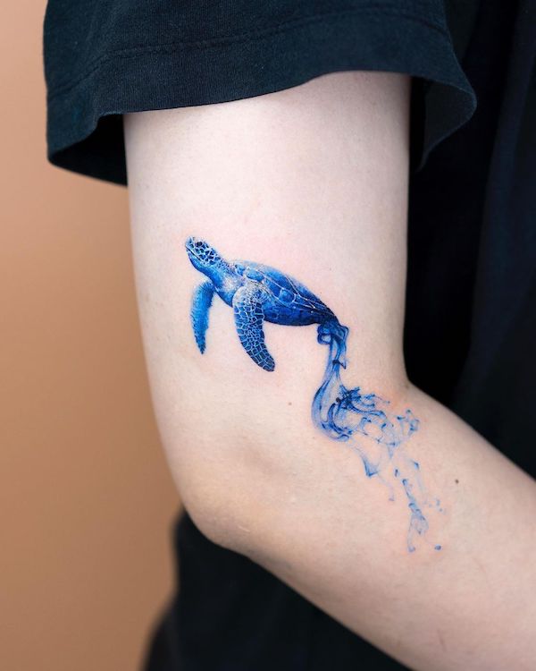 Splendido tatuaggio di tartaruga blu di @pokhy_tattoo