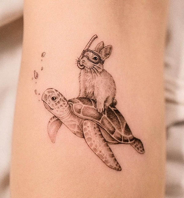 Tatuaggio carino di coniglio e tartaruga di @dan_tattooer