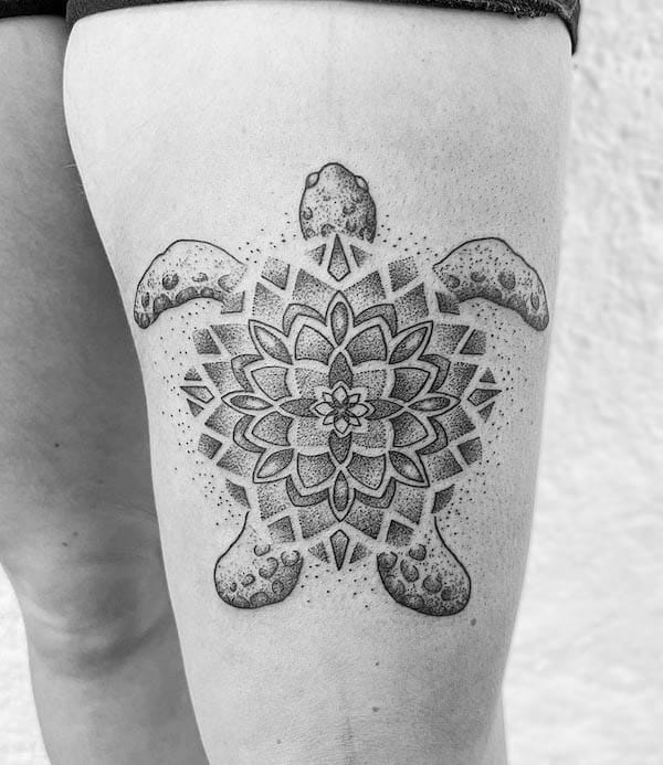 Tatuaggio mandala di tartaruga sulla coscia di @lelionnoirtattoo