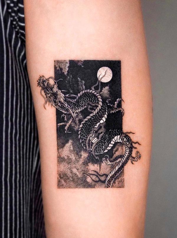 Tatuaggio del drago nero di @tattooist_eq
