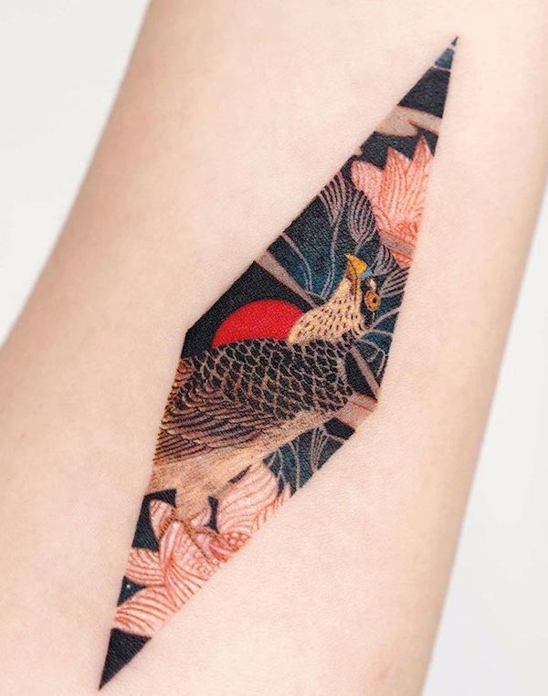 Tatuaggio con motivo orientale triangolare di @tattooist_eq
