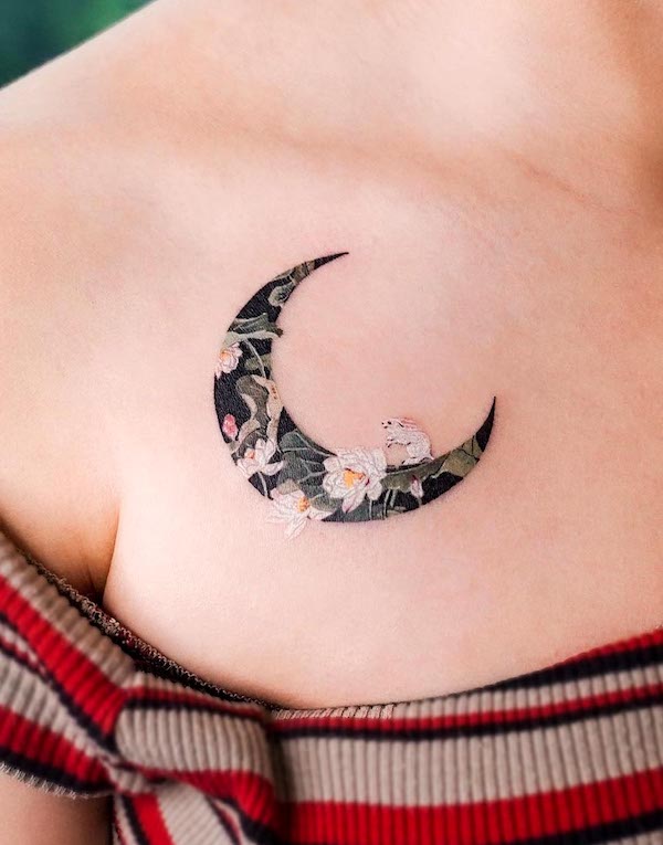 Tatuaggio floreale della luna di @tattooist_eq