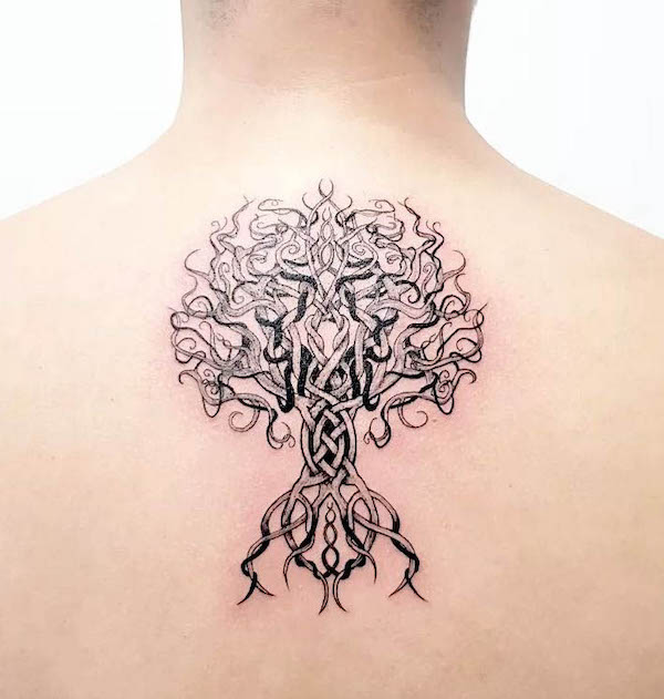 Tatuaggio celtico dell'albero della vita di @novytattoo_handmade_studio