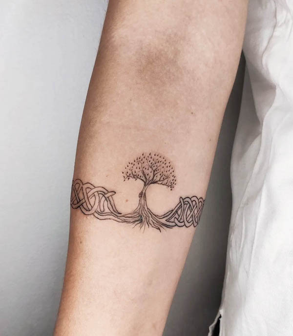 Tatuaggio con albero della vita e nodo celtico di @simons.ink