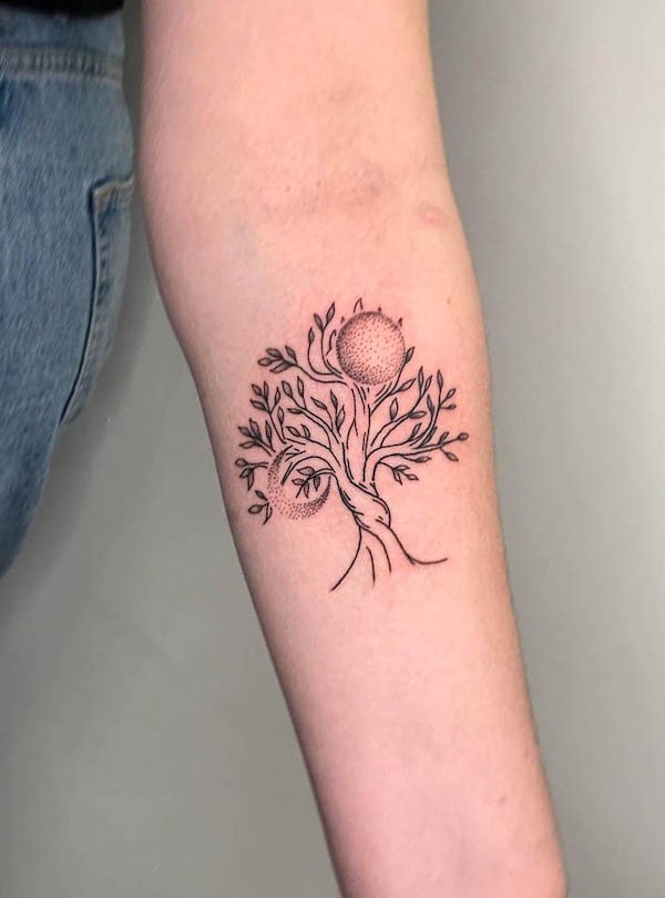 Tatuaggio Sole e Luna con albero della vita di @meganbelltatto