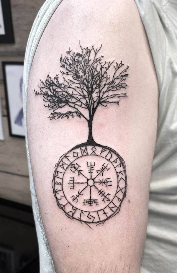 Tatuaggio vichingo dell'albero della vita di @claire_skowtattoos