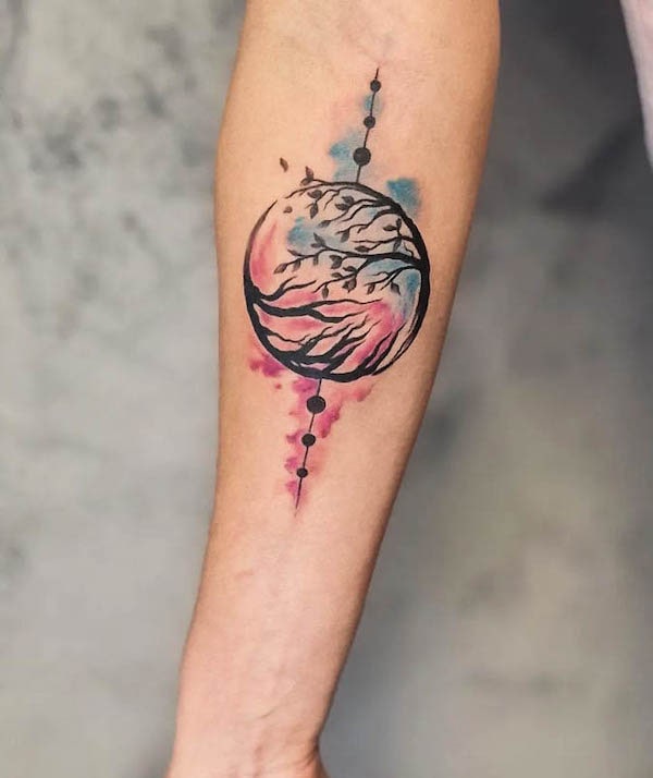 Tatuaggio acquerellato sull'avambraccio di @rodr_tomas_tattoo_krampus
