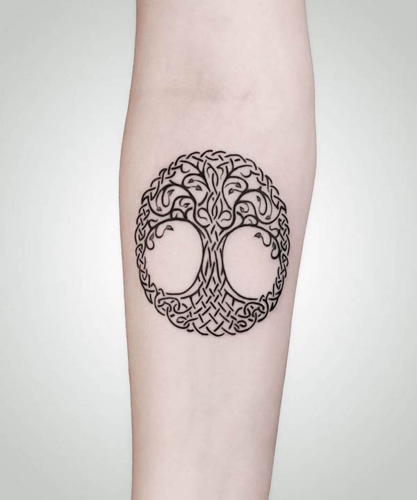 Tatuaggio astratto dell'albero della vita sull'avambraccio di @atouchofink.sibiu