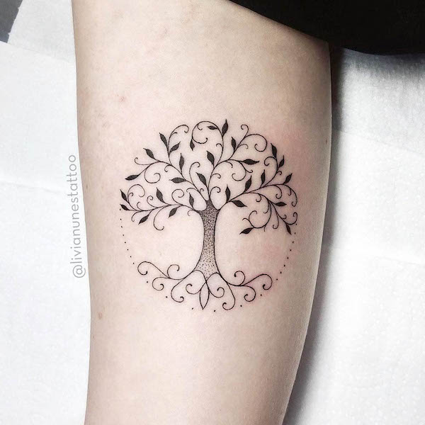 Semplice tatuaggio dell'albero della vita di @livianunestattoo