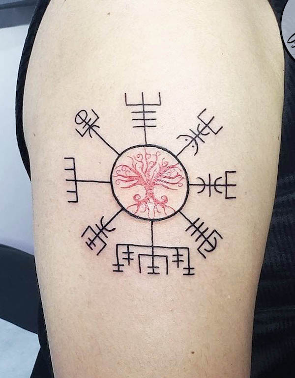 Tatuaggio vichingo dell'albero della vita di @dog_ink_style